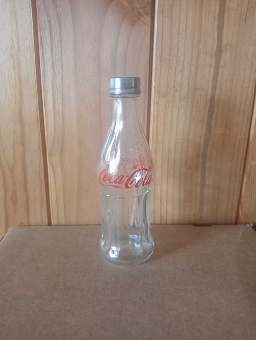 Mini réplicas de garrafas Coca-Cola (saleiro e pimenteiro)