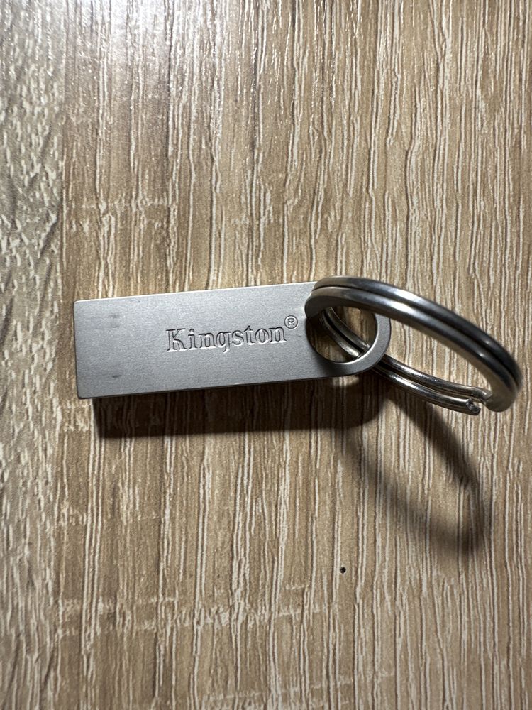 Продам флешку Kingston