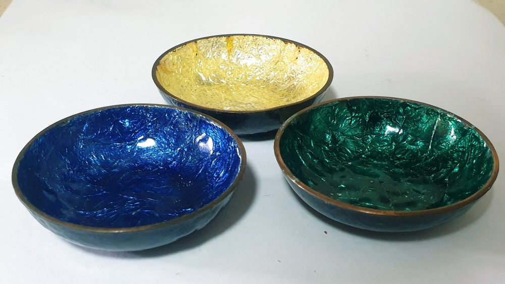 Conjunto de 3 lindas pequenas taças esmaltadas dos anos '50