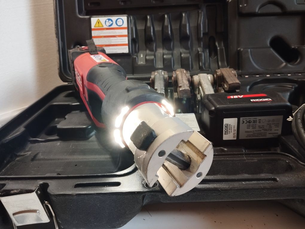 Zaciskarka do rur  Ridgid RP 351 zestaw 4x szczęki typ V Aku Makita