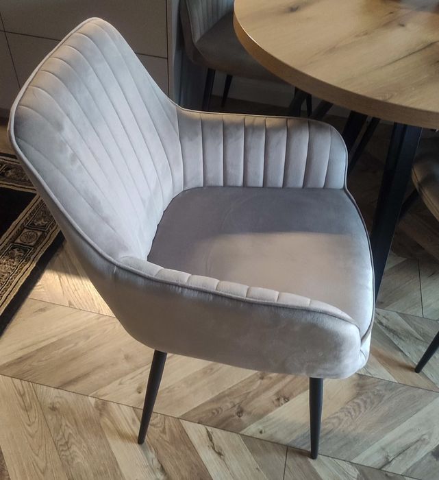 Krzesła tapicerowane welurowe beżowe