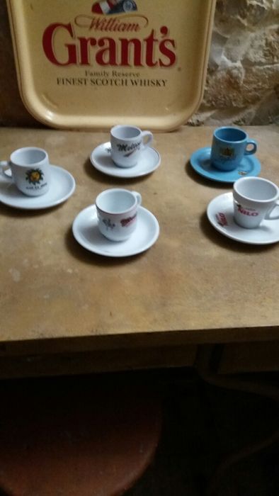 Lote quatro chávenas e pires ,cafe  de colecção