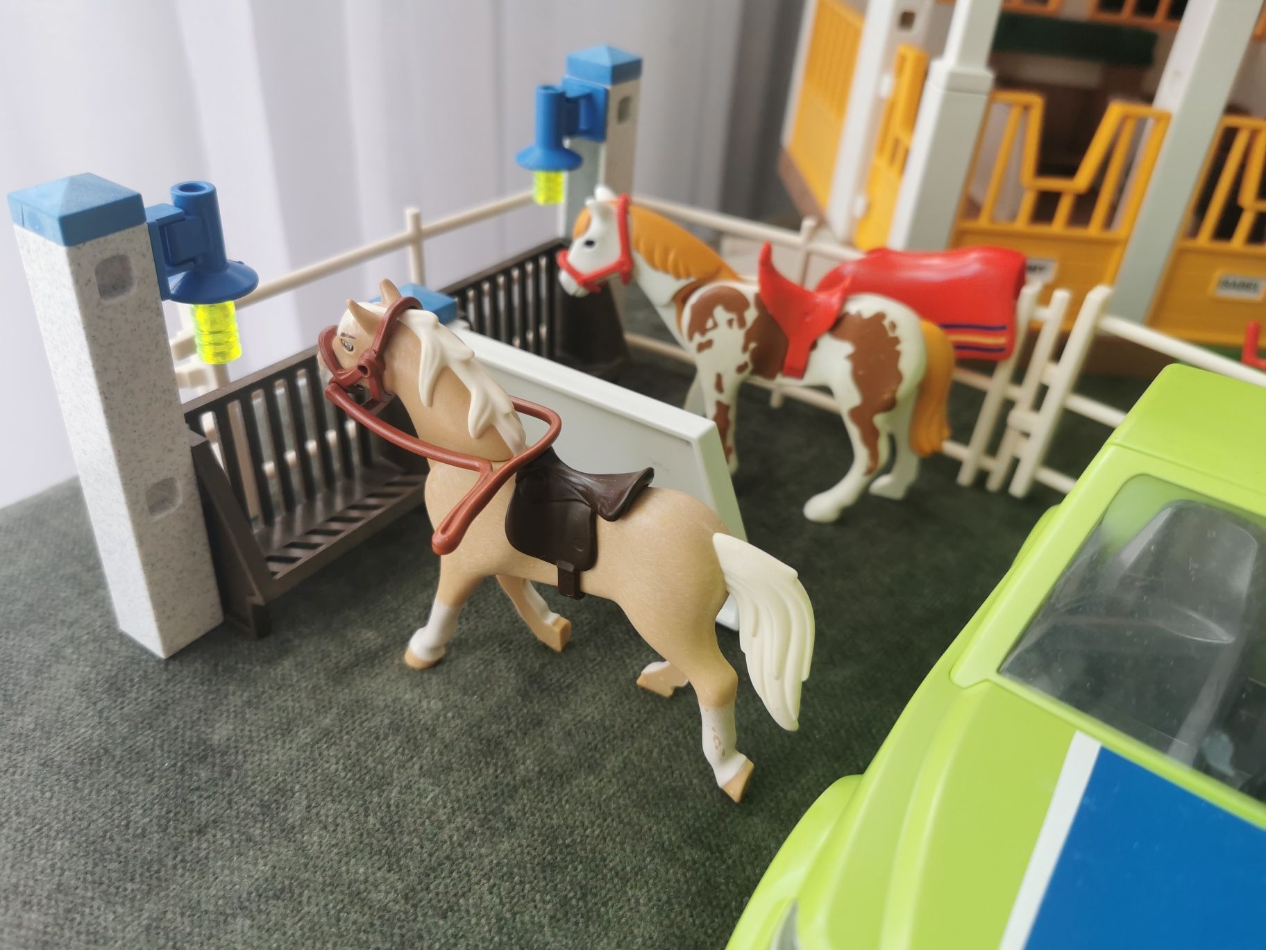 Klocki Playmobil stadnina koni, szkółka dla koni, auto, boxy.