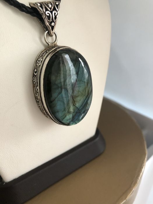 Кулоны с разными камнями