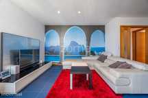 Apartamento T2 com terraço e vista mar – Praia da Amorosa, Chafé.