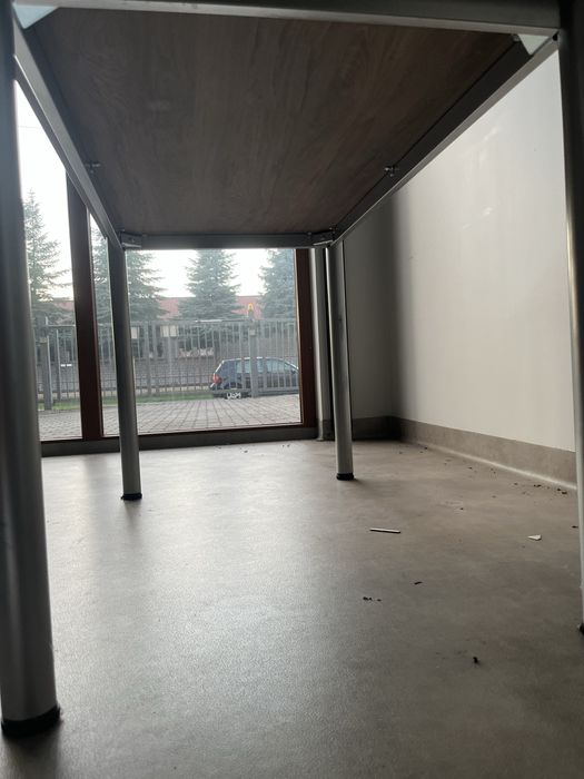 Biurko z drewnianym blatem – solidne i praktyczne