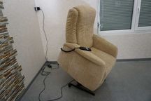 fotel elektryczny rehabilitacyjny pilot funkcja pomocy wstawania hukla