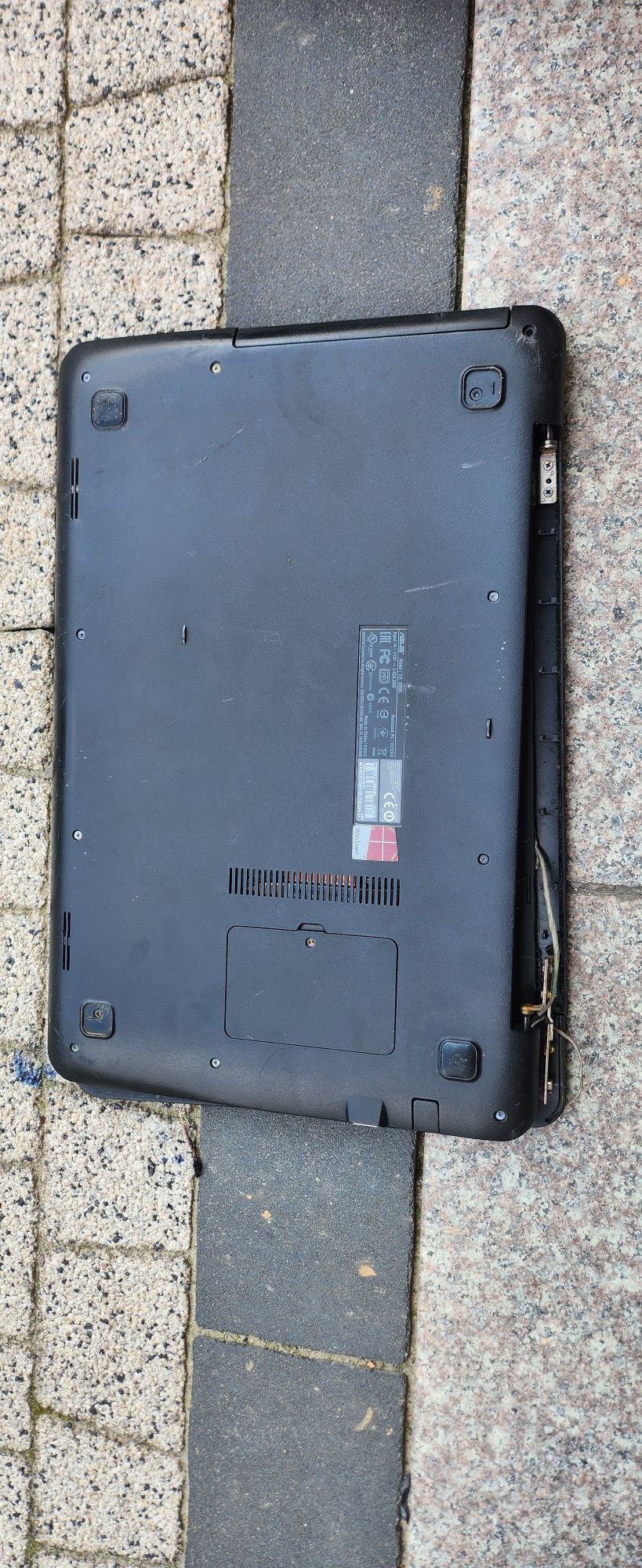 Laptop Asus X555L wyłamane zawiasy