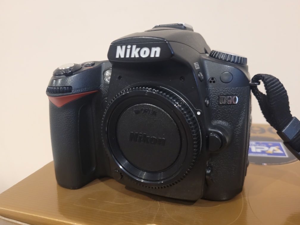Nikon D90 z dwoma obiektywami.