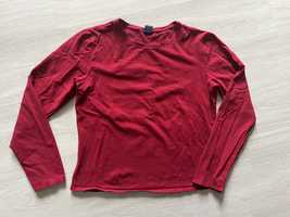 Czerwona bluzka z długim rękawem