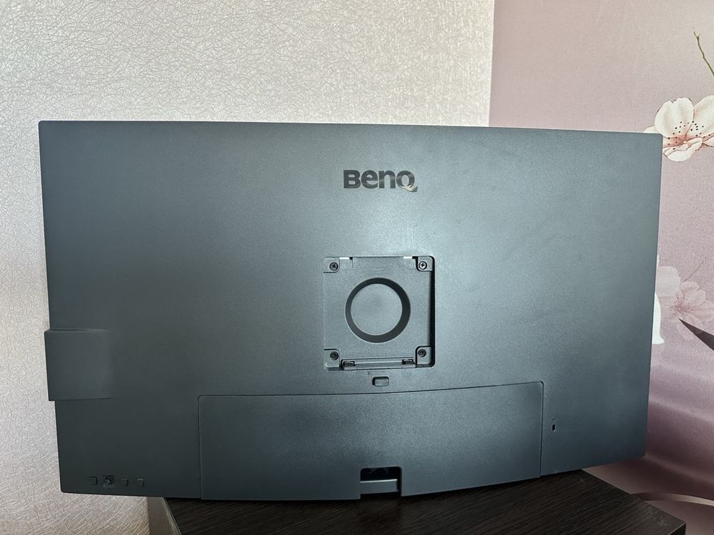Продаю професійний монітор BenQ PD3220U, придбаний новим у 2023 році