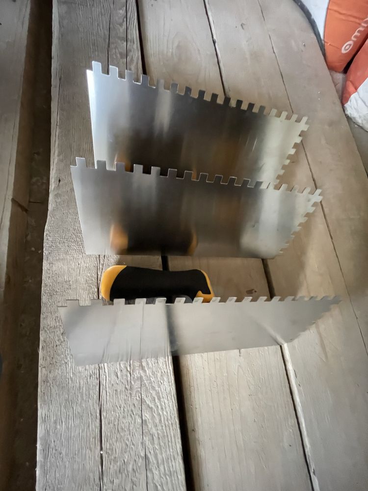 Шпатель зубчастий для клею Hardy 28x12  8x8