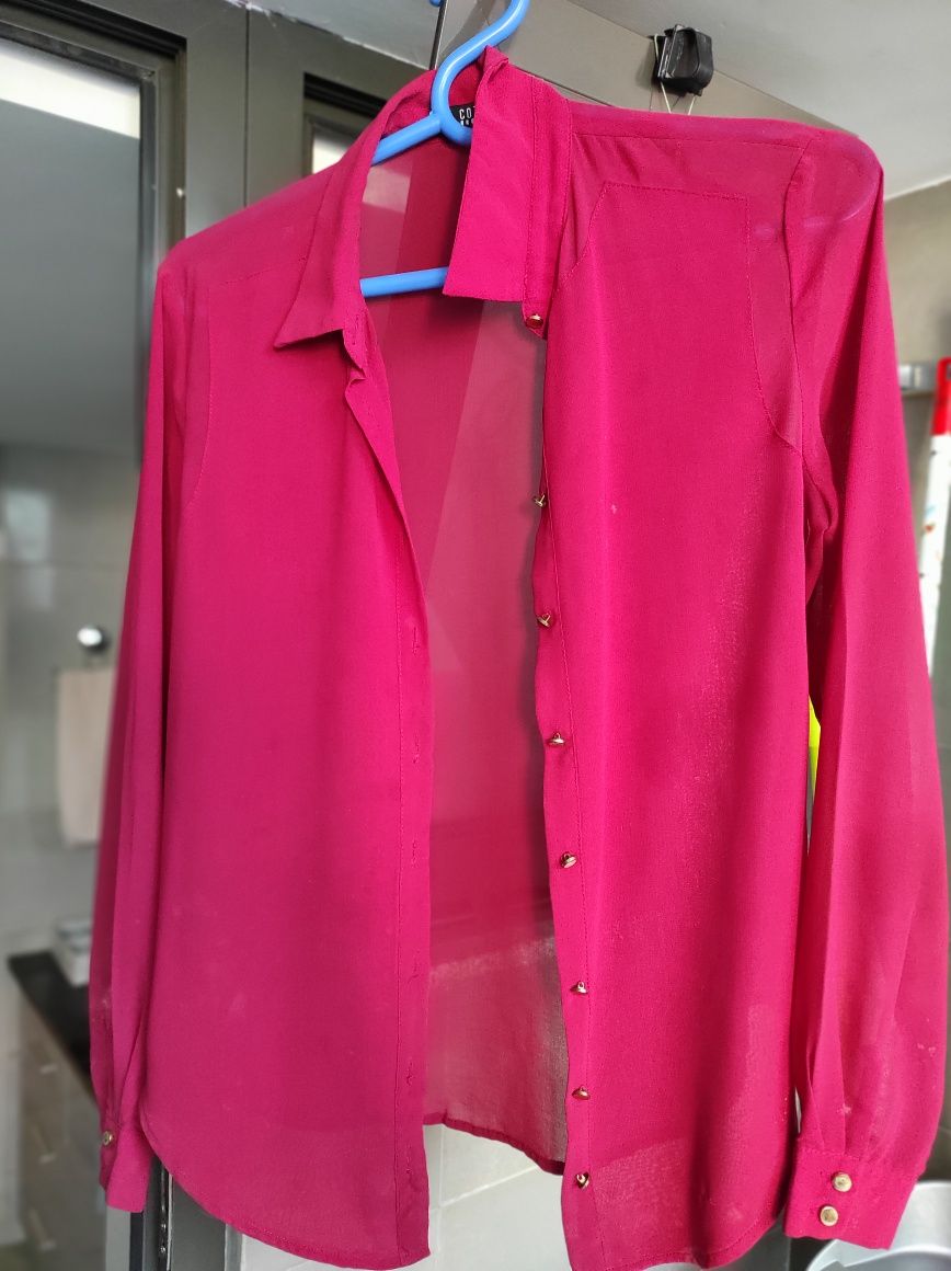 Camisa vermelha com subtom rosa