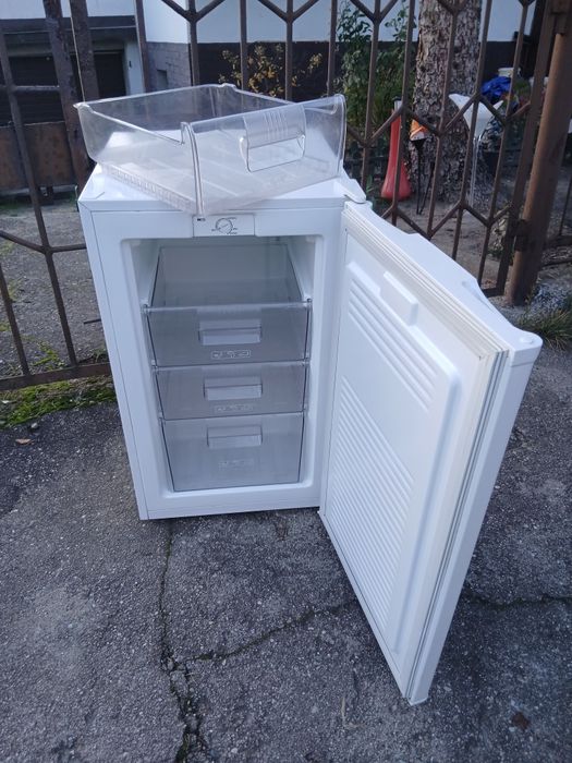 Mała zamrażarka 4-ro szufladowa firmy PKM w bardzo dobrym stanie.