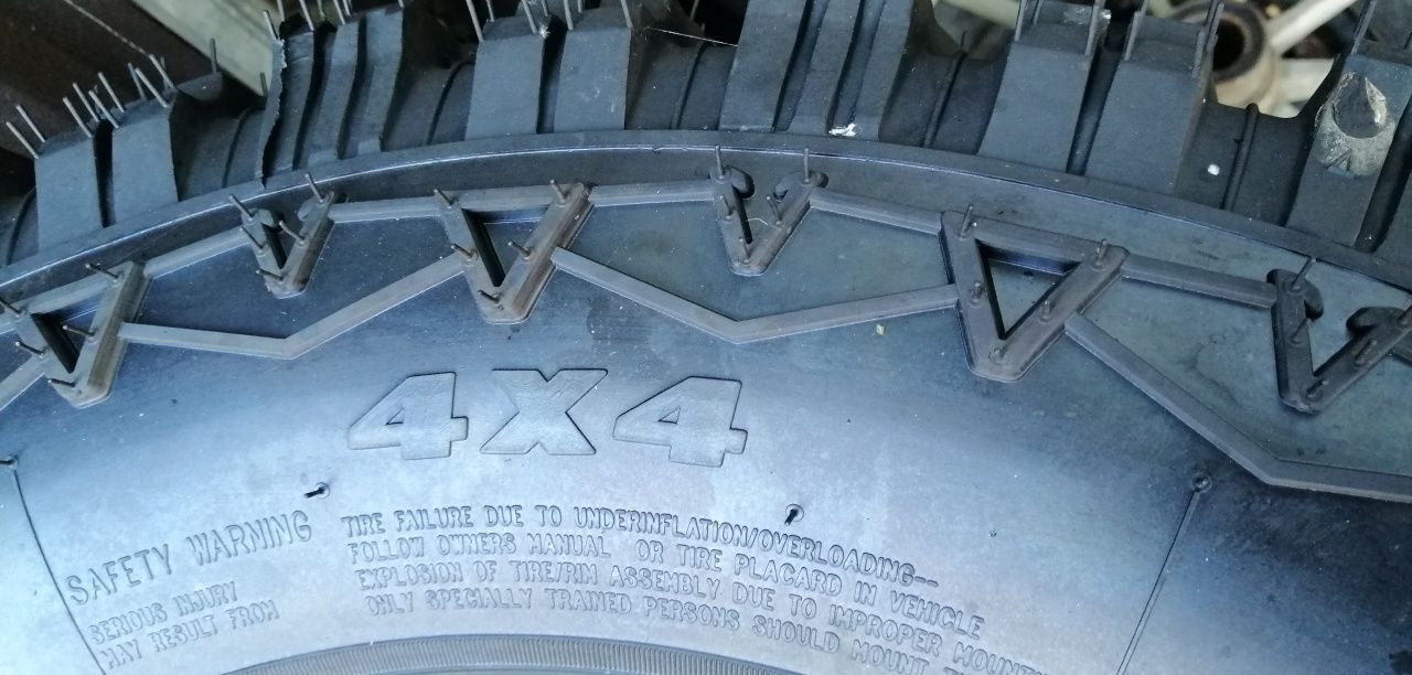 245/70R17 terenowe 4x4 MT całoroczne np Navara, Voyager