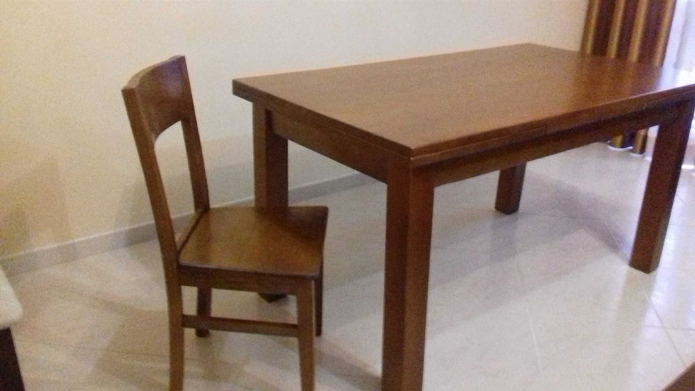 Vendo mesa de madeira extensível com seis cadeiras