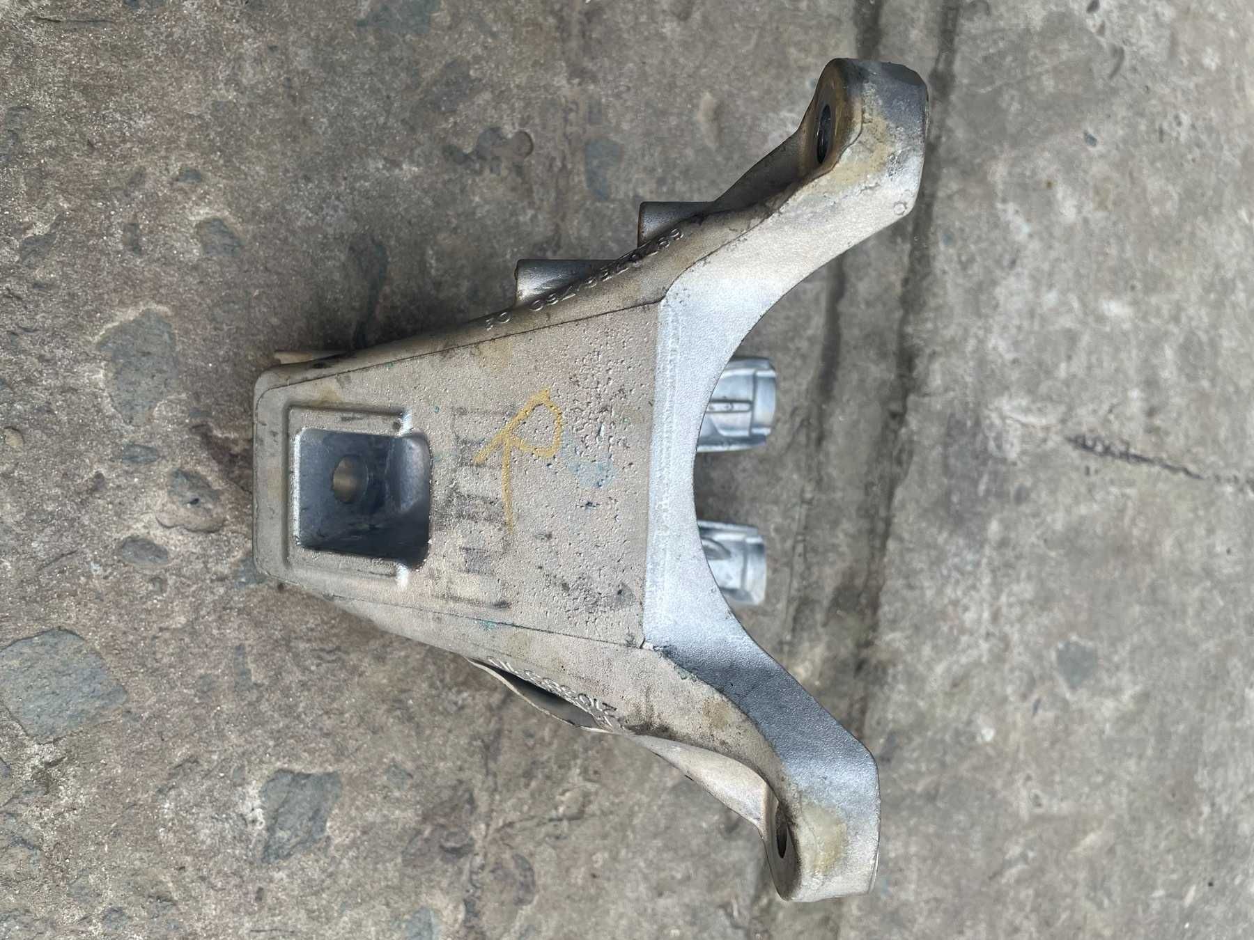 Кронштейн подушка двигуна BMW X3 G01 2.0T AWD 22116860496  22116860495