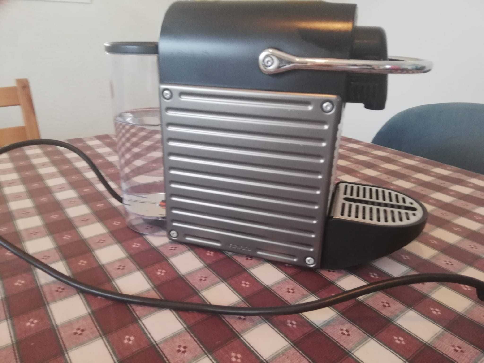 Máquina de café Nespresso Pixie Titan
