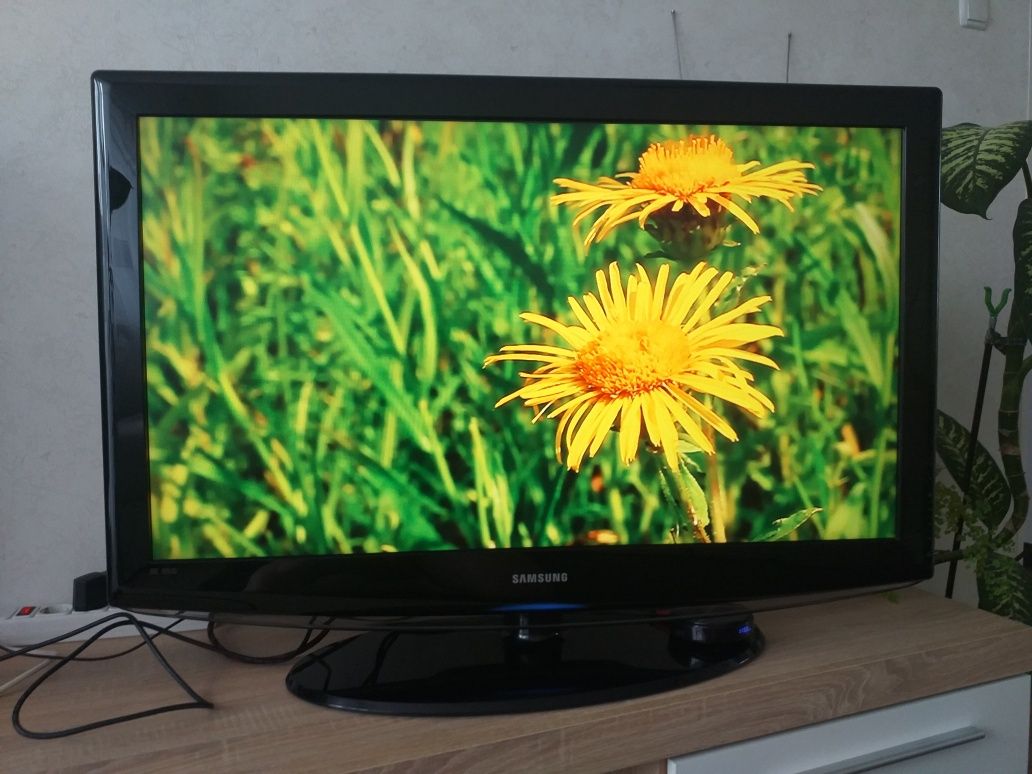 Шикарный SAMSUNG 32" Full HD.