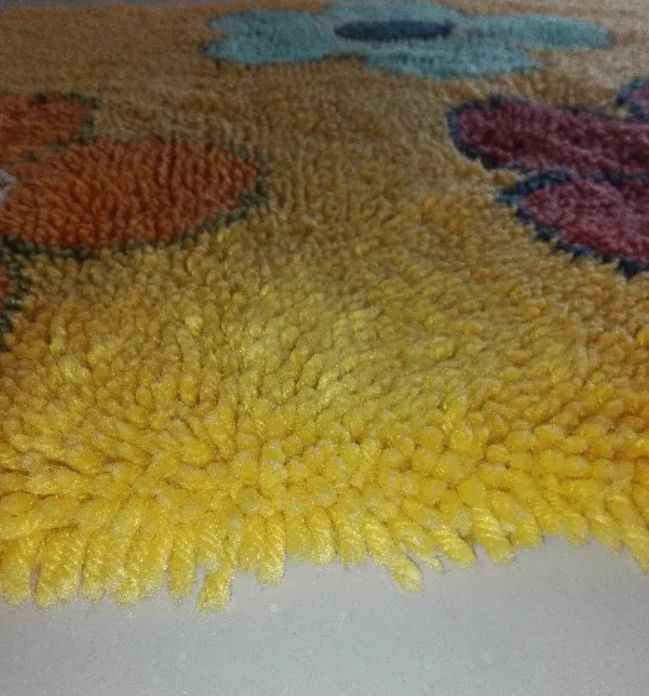 Tapete alegre e colorido, de pêlo alto e macio p/ quarto