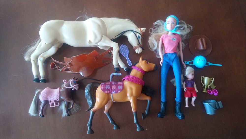 Mattel Barbie - stadnina - trzy konie i dwie lalki - prawie jak nowy