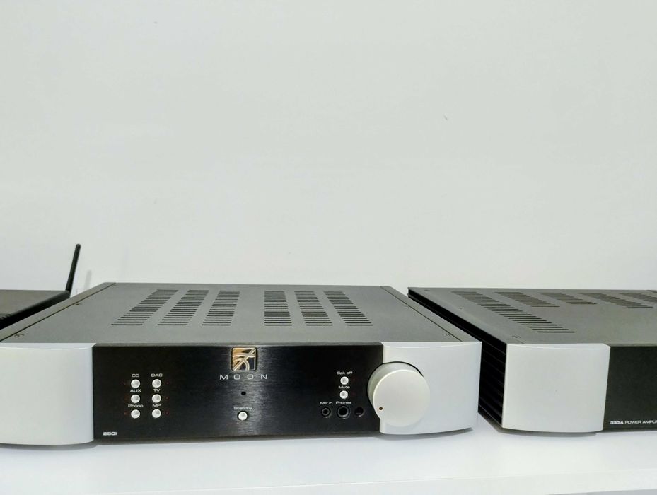 Wzmacniacz Moon 250i v2. Stan idealny. 2025 rok.