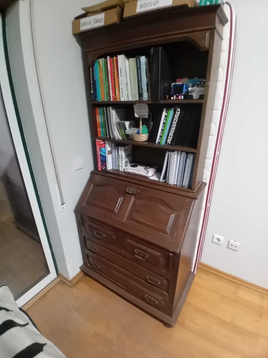 Escrivaninha com prateleiras