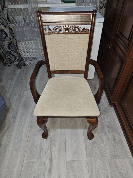 Дерев'яний обідній класичний стілець