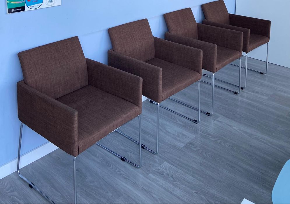 Conjunto de 4 cadeiras castanhas