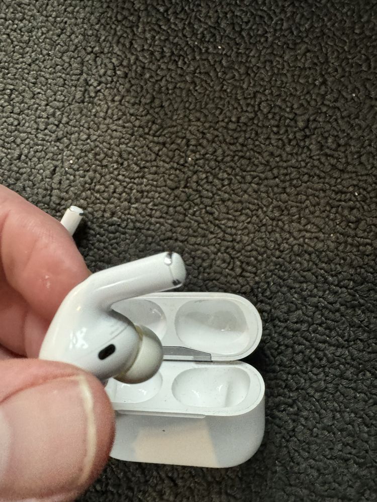 AirPods Pro z etui ładujacym MagSafe