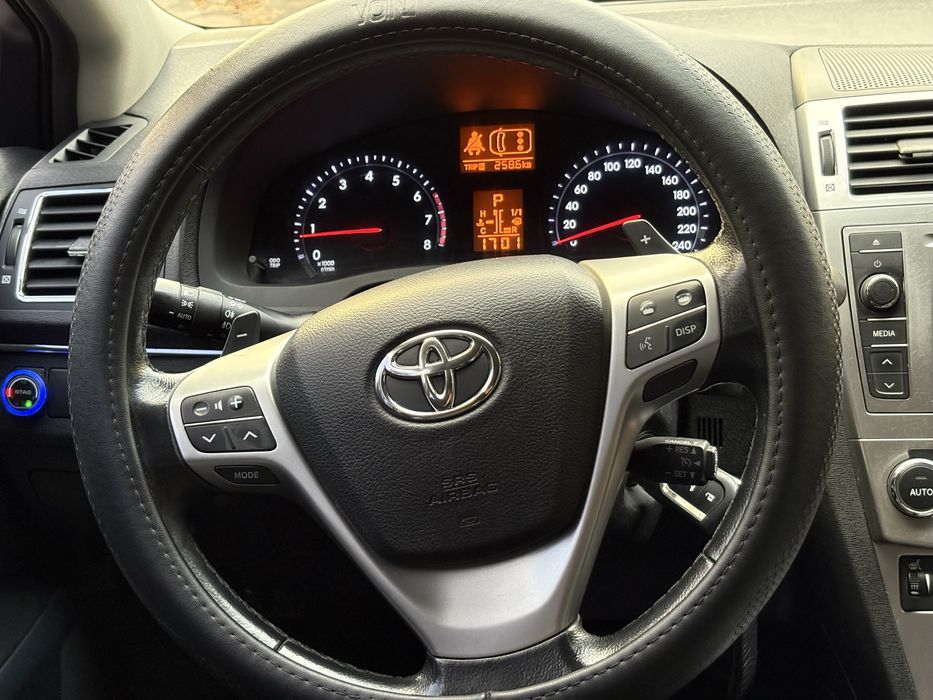 Toyota Avensis 2012 рік