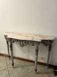 Mesa de entrada em madeira entalhada e mármore