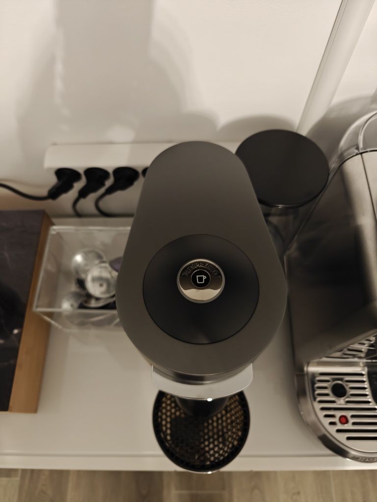 Máquina de café Nespresso VertuoPlus Deluxe