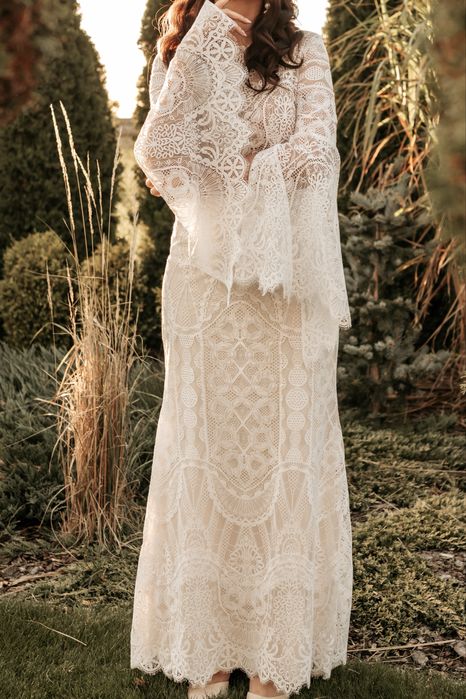 Piękna koronkowa suknia ślubna w stylu boho z rozszerzanymi rękawami