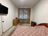 Продаж 2-х кім кв, 17 квартал,середній поверх (Сталінка)