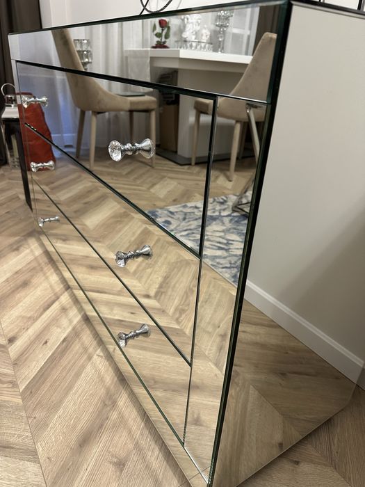 Komoda lustrzana z krysztalowymi uchwytami