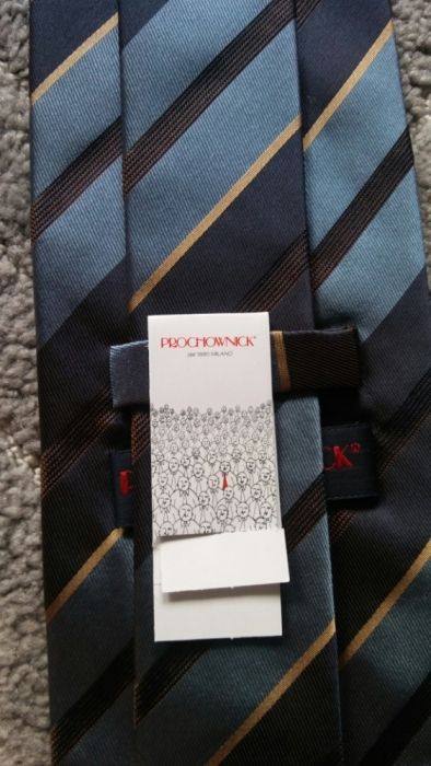 Nowy krawat z metką