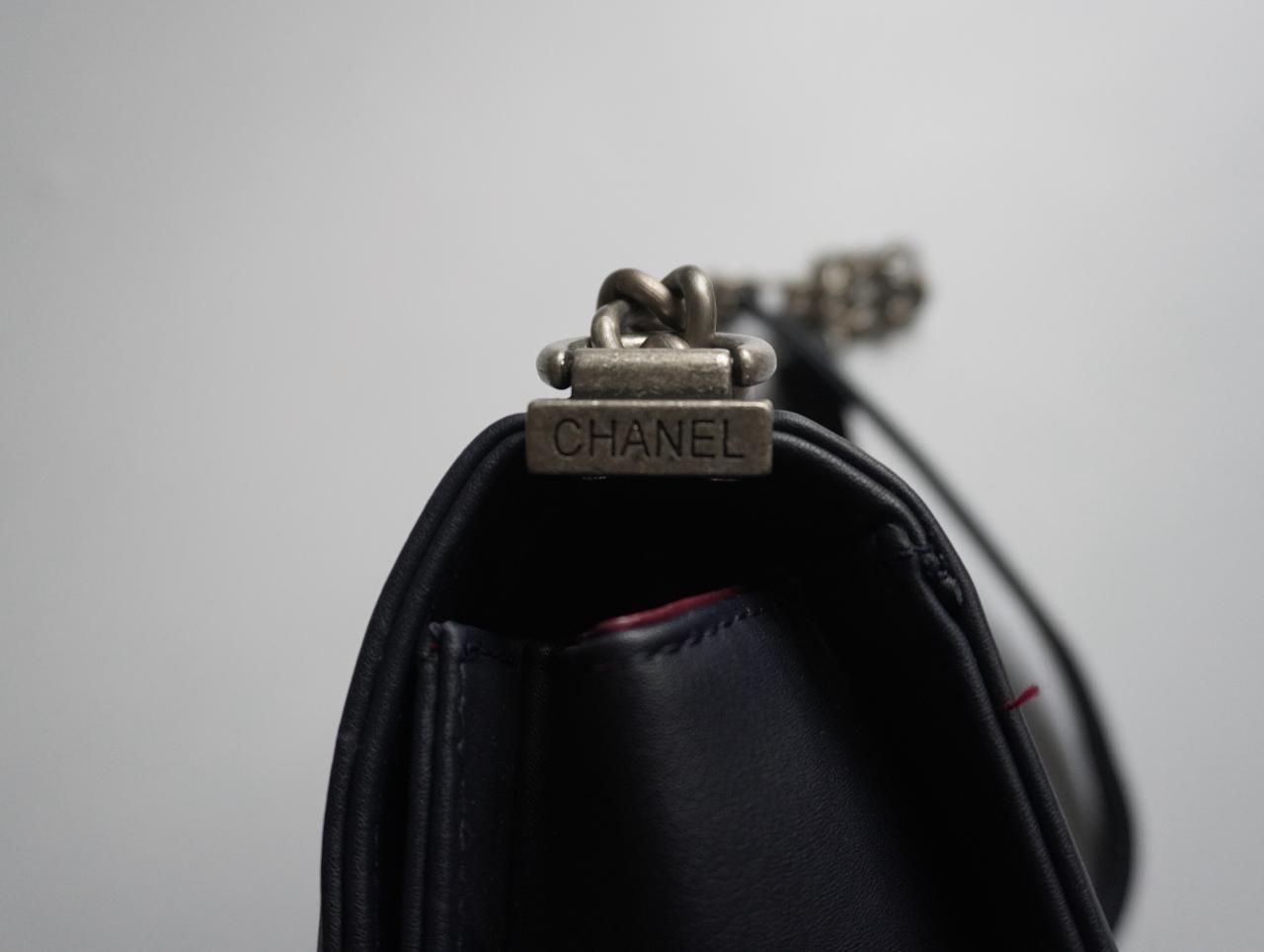 Chanel torba listonoszka pikowana granatowa boy