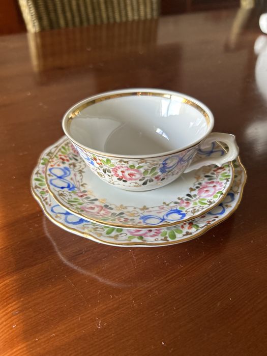 Chávena de chá com pires e prato de bolo e chávena de café com pires. da Vista Alegre, pintado à mão