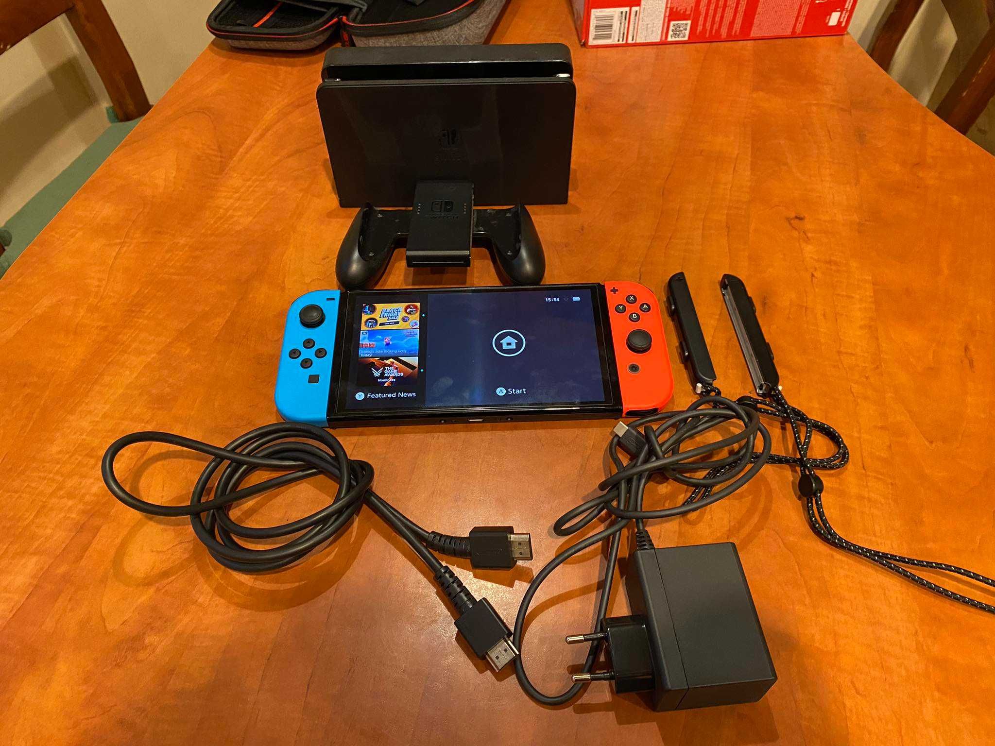 Konsola Nintendo Switch (model OLED) + Dodatki (karta SD i pokrowiec)