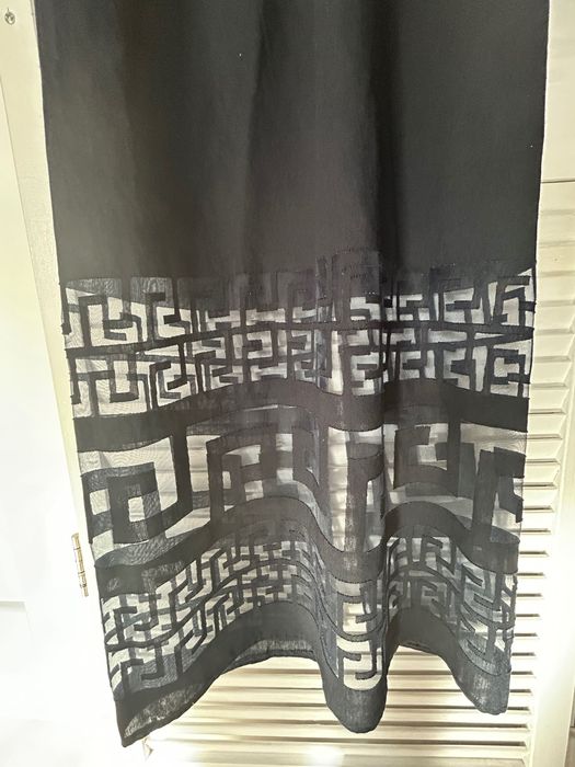 Довга ажурна чорна сукня