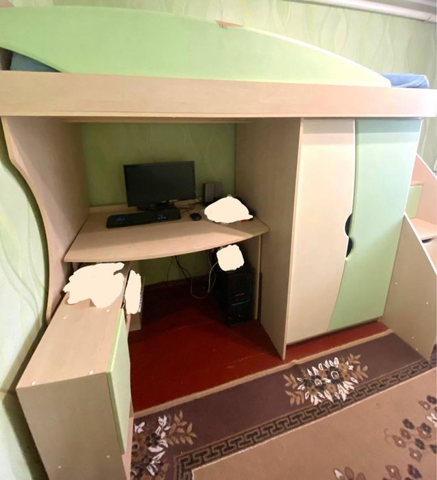 Дитяче ліжко-горище зі столом, поличкою, шафою та матрацом