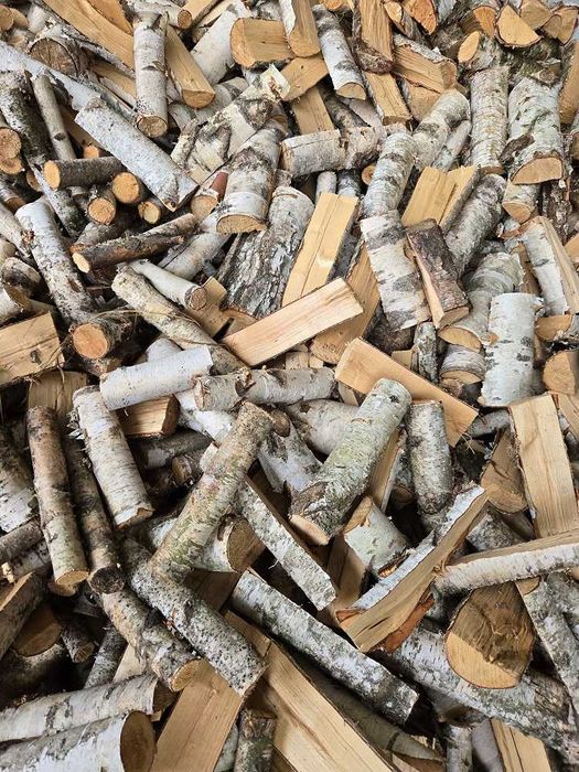 sezonowa brzoza gotowa do palenia od dachu