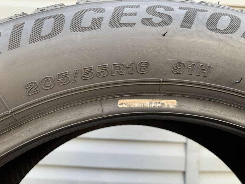 Пара зимових шин Bridgestone 205/55 R16 Blizzak LM001