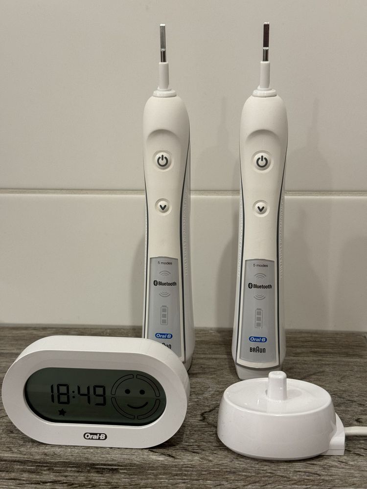 2x szczoteczka elektryczna Oral-B + wyświetlacz