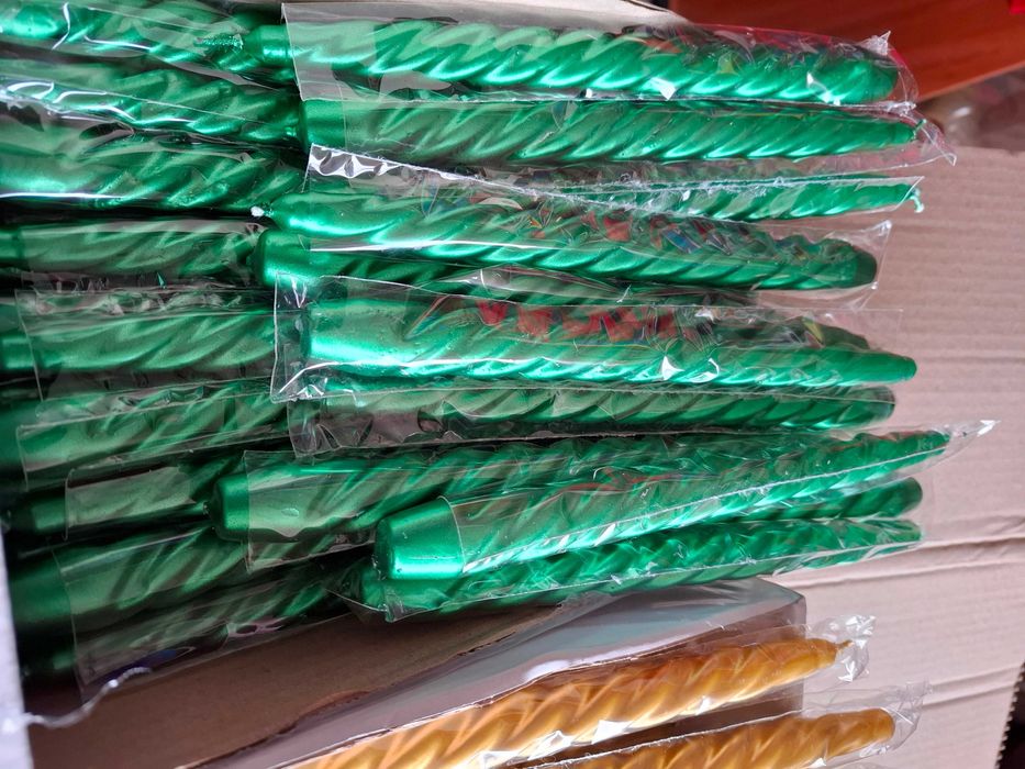 Свеча стеариновая в оболочке, зеленая,красная,золотая