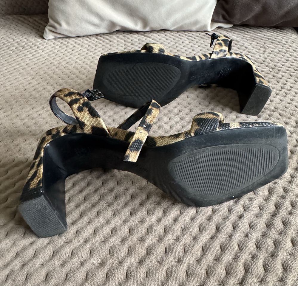 Босоніжки Stradivarius