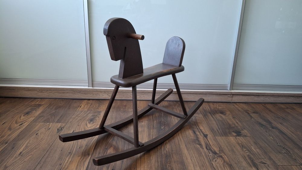 Drewniany konik na biegunach.