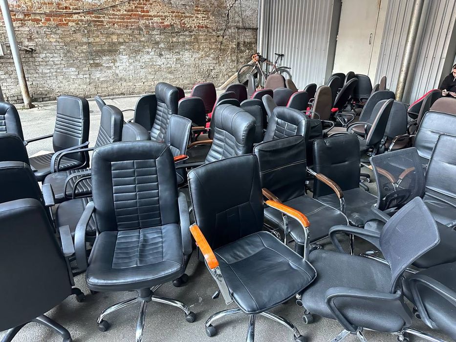 Офісні крісла та столи