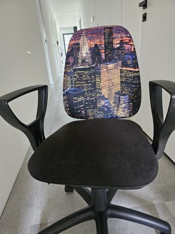 Obrotowy fotel biurowy